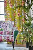 <b>FRODIG:</b> Frisk og frodig blomstermiks med tekstiler fra Harlequin og Tapethuset. Den grønne detaljen på stolen er viktig, den gir øyet noe å gripe fatt i.
