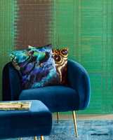 BLÅ LUFT: Den ensfargede blå stolen gir øyet noe å hvile på. Tapet og tekstiler fra Eijffinger/Storeys.