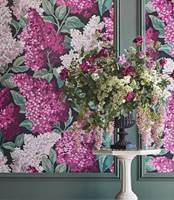 MISFORSTÅELSE: Ikke vær redd for store blomstermotiv i små rom. Forsøk gjerne disse store syrinblomstene fra Cole & Son, som føres av Borge.