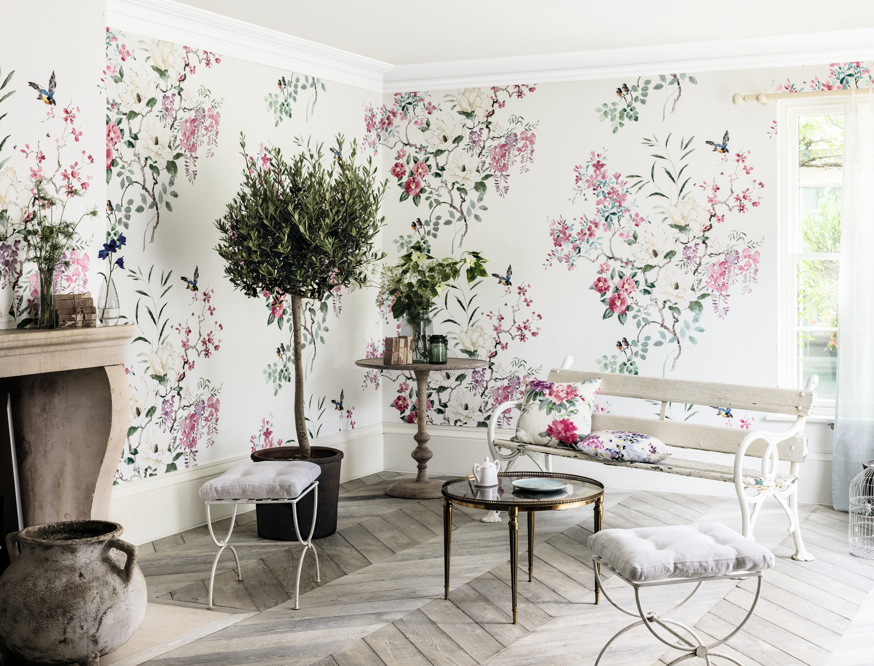 Klassiske blomster på tapet