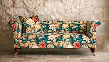 MØBELTREND: En blomstrete sofa eller stol kan bli prikken over i-en i stuen. Denne er trukket i et stoff fra Sandersons kolleksjon Elysian. Det føres av Intag.
