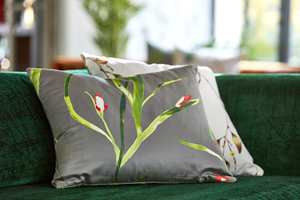 <b>PUTE:</b> Start med en pute i sofaen dersom du er usikker på om blomster er noe for deg. Denne er fra Tapethuset, tekstil fra Harlequin/Zapara.