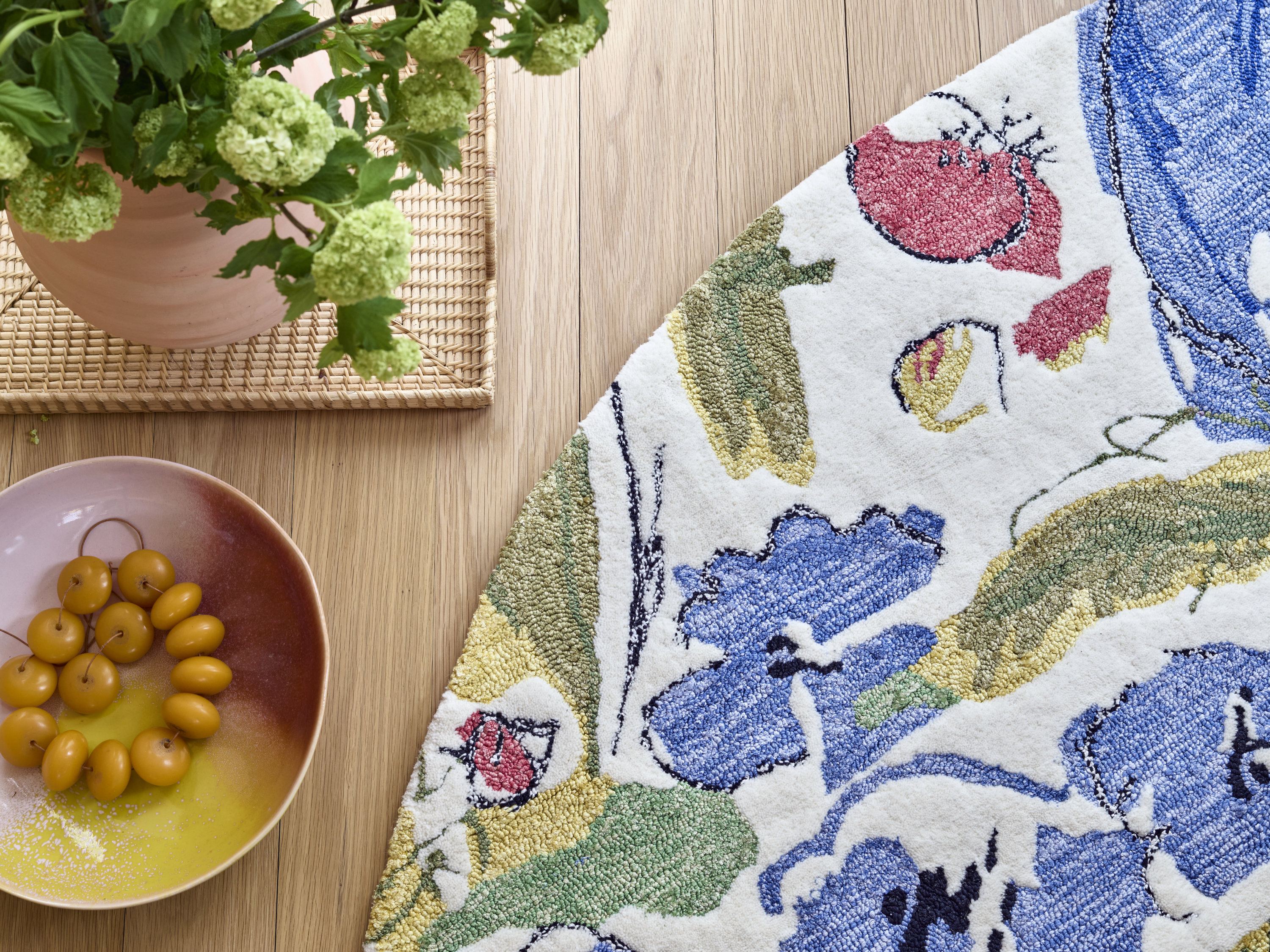 Små detaljer og blomster på teppe