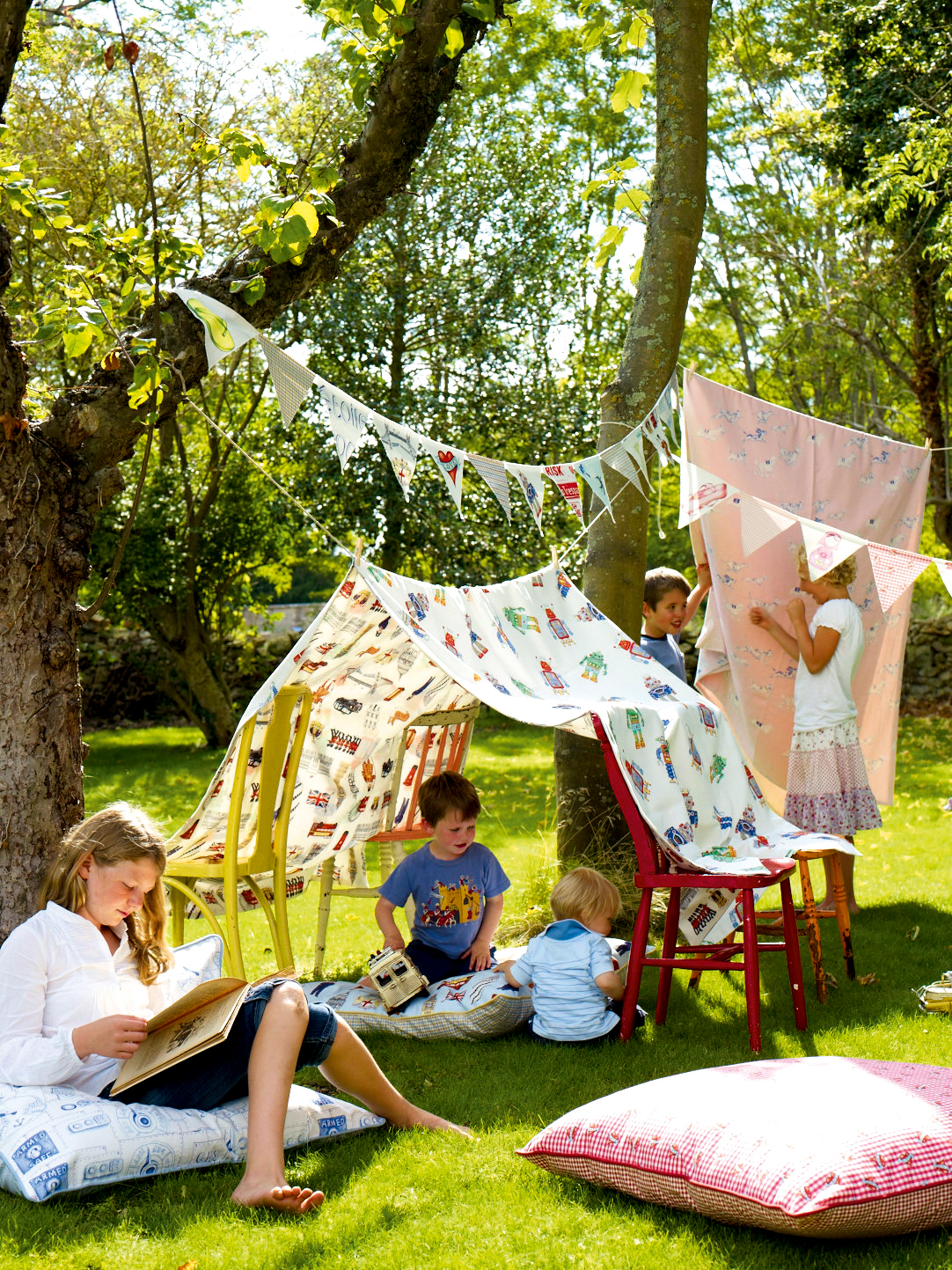 Sprayer du tekstilene med impregnering tåler de mer lek og moro. Disse tekstilene er fra Linwood/Intag.