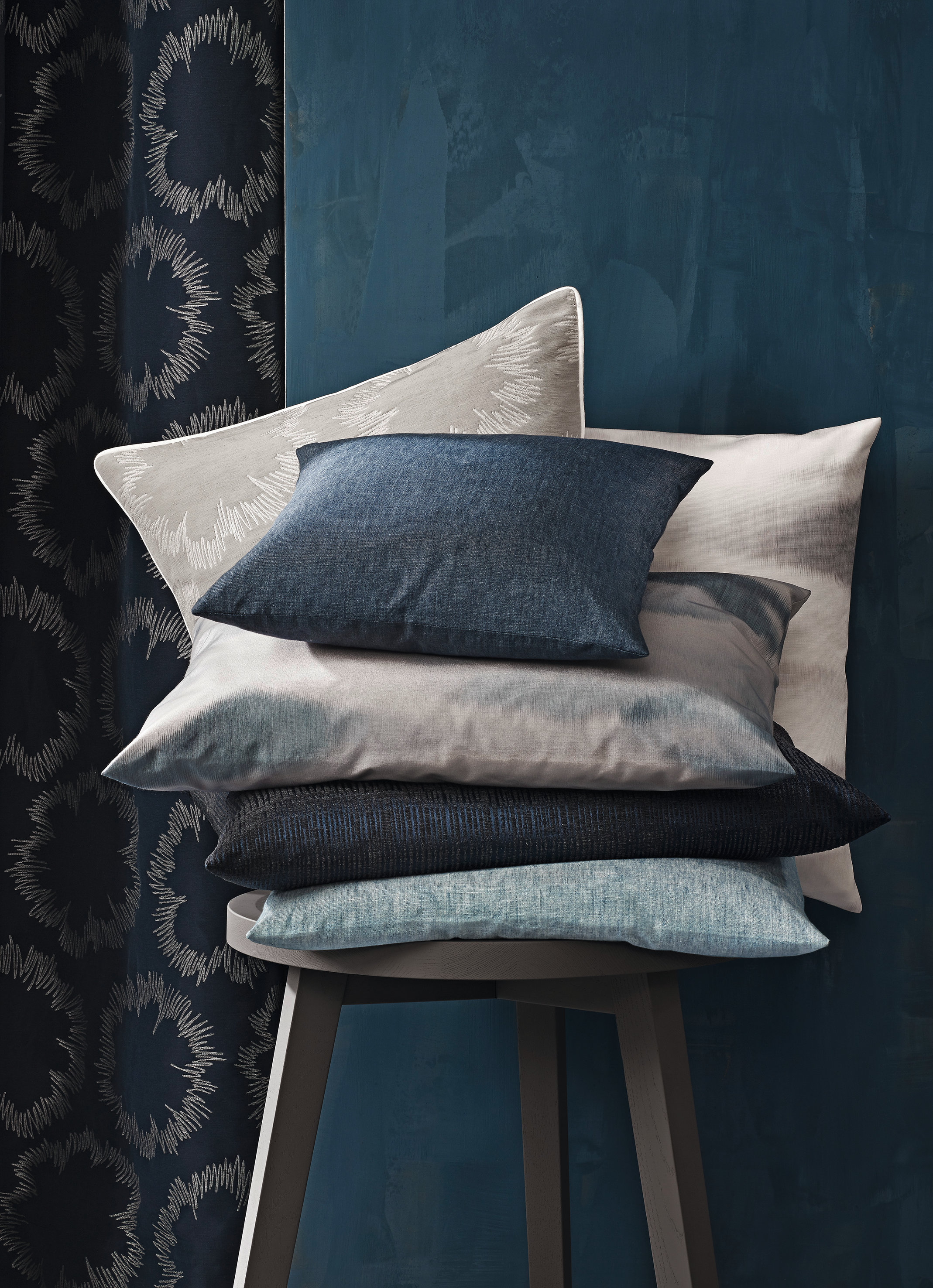 BLÅ TID: Det er mørkere og mer blått på soverommet nå, skal vi tro Jannicke Sveen hos INTAG. (Foto: INTAG)