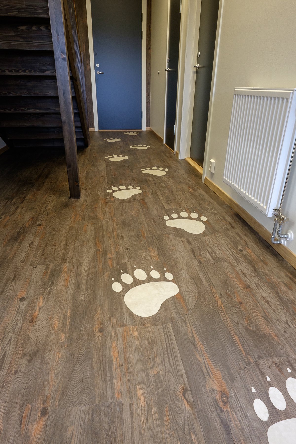 ISBJØRN PÅ KONTORET: Maler Andersen på Svalbard ville ha spor av isbjørn på kontoret. Løsningen ble vinyl skåret ut som spor i full størrelse. (Foto: Polyflor)