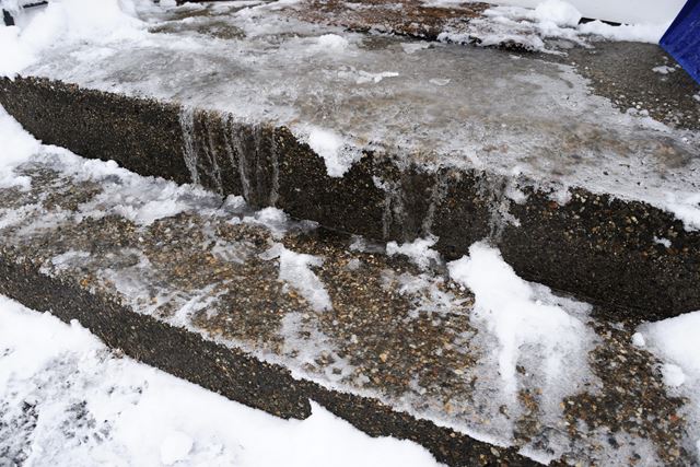 ISFARE: Det er ikke bare, bare å gå ut om vinteren. Lær deg hvordan bør møte isglatte trapper og oppkjørsler. (Foto: Kemetyl)