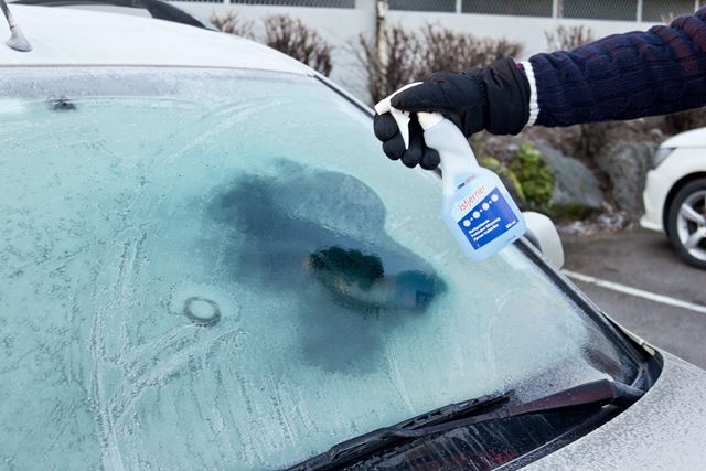 Spray på litt isfjerner, og på et blunk er bilrutene isfrie. Foto: Chera Westman/ifi.no