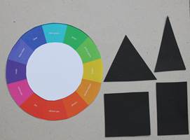 <b>FARGEAKKORDER:</b> Med Ittens fargesirkel og firkanter og trekanter tilpasset flaten inni sirkelen kan du lete deg fram til harmoniske treklanger og firklanger. (Foto: Bjørg Owren/ifi.no)