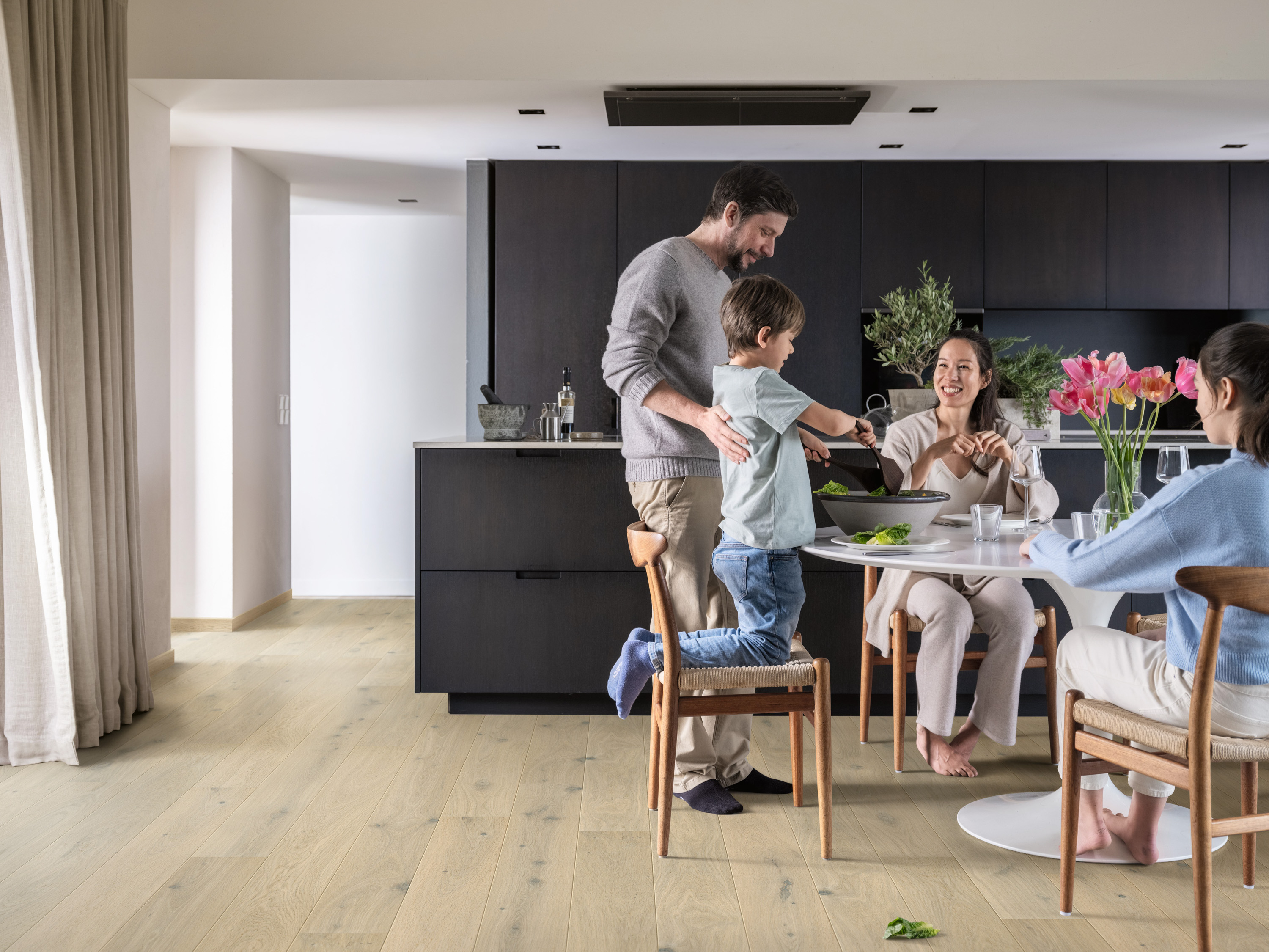 familie står samlet rundt kjøkkenbordet.