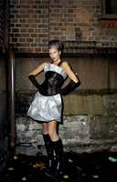Storbyliv: Modellens kjole er av sølvtapet med prikker, korsettet i sort skinnimitasjon med mønster.
