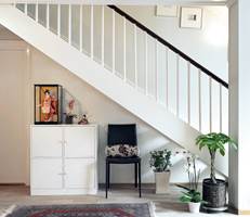 Trappen er et viktig interiørelement i boligen. Da passer det seg kanskje ikke med et gammelt, slitt teppe. Vil du gjerne bytte ut det gamle med et nytt? Eller kanskje du ønsker å male trappen i stedet? Slik fjerner du det gamle teppet.