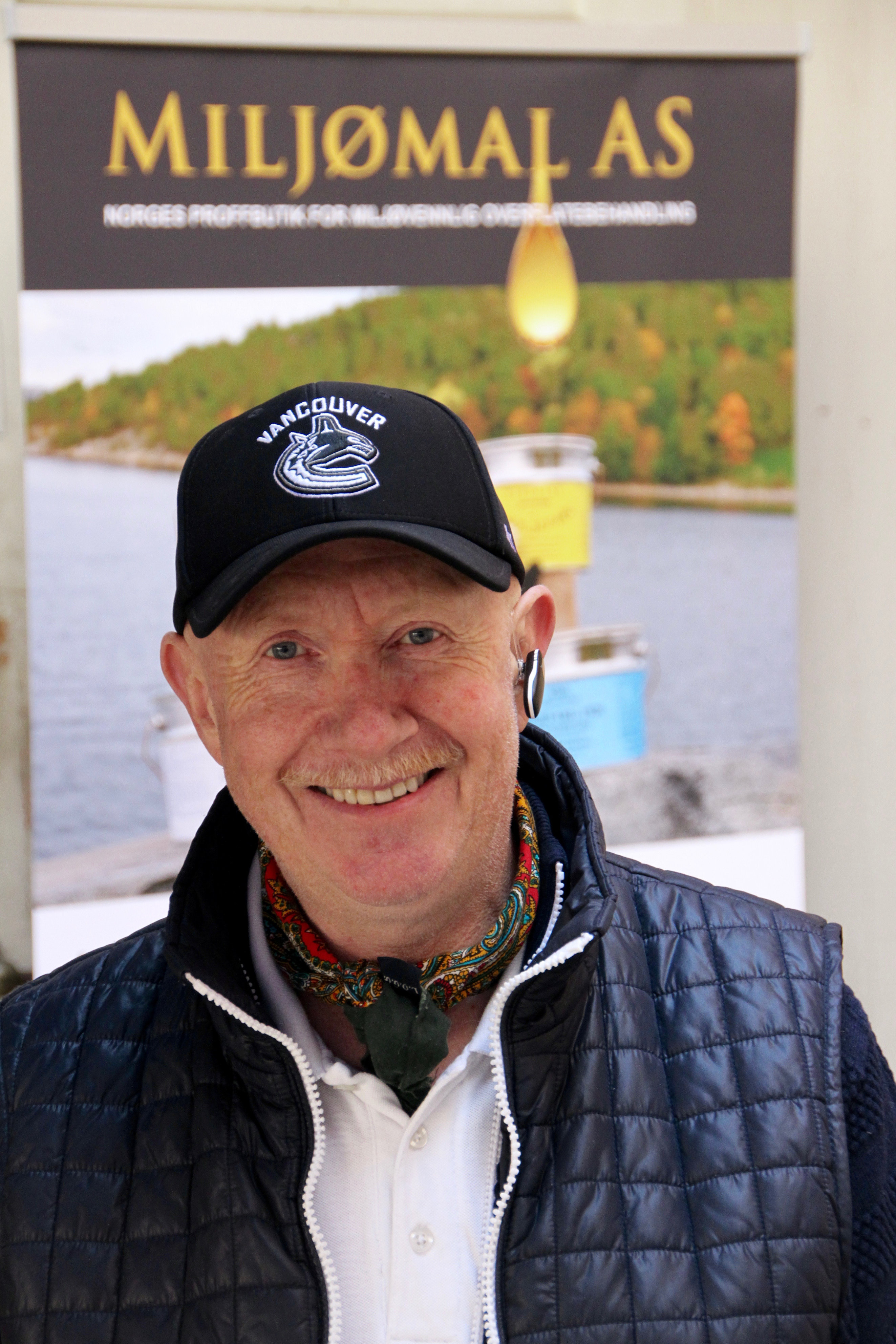 Johnny Spangen hos Miljømal selger vakumkokt linolje tilsatt standolje. – Linoljemaling beskytter og bevarer treverket, sier han.