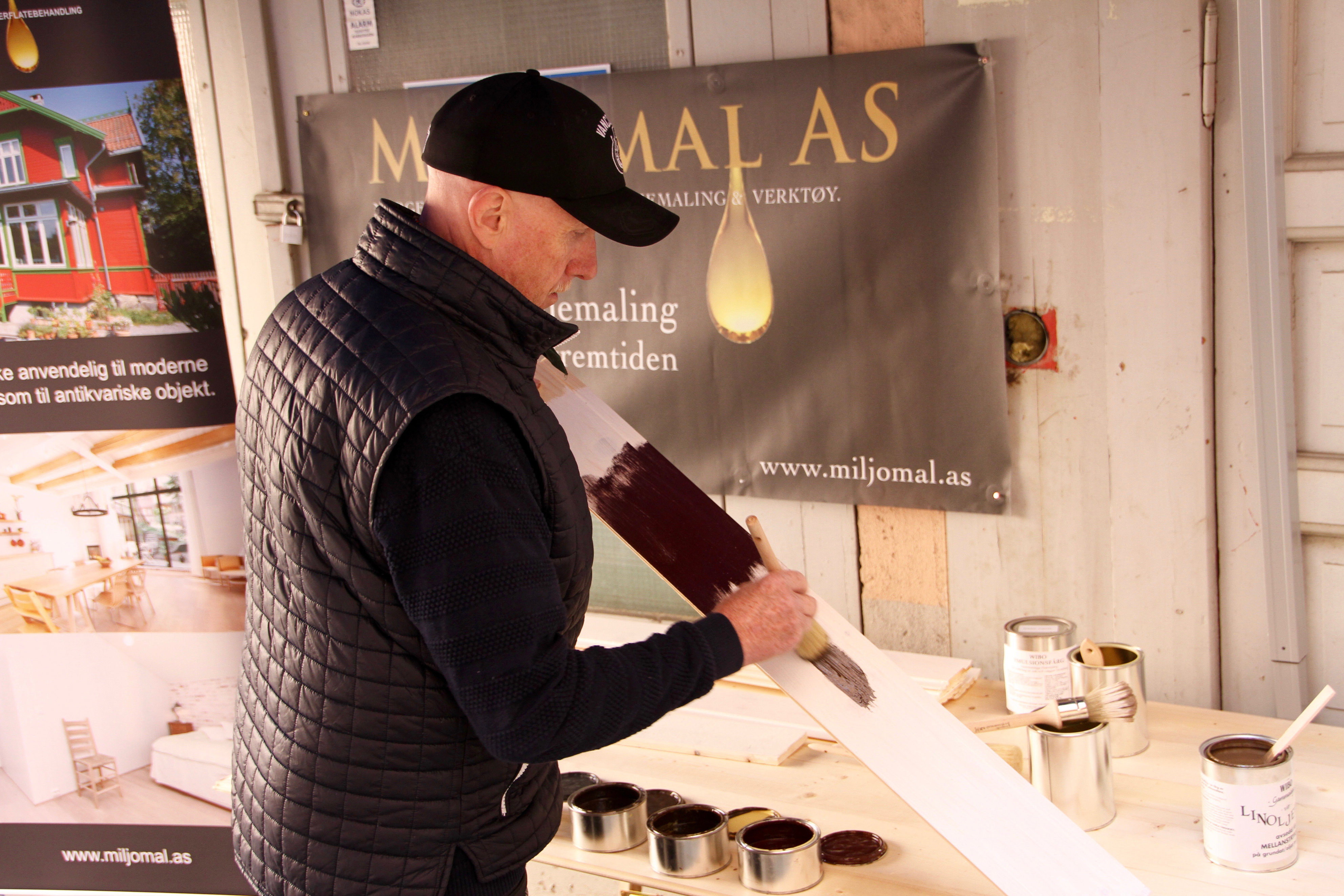 – Pensel med naturbust er det beste for linoljemaling. Men de er dyre. Vi utvikler nå en hybridvariant der 60 prosent er naturbust og 40 prosent syntetisk, forteller Johnny Spangen.