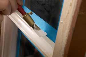 På eldre vinduer, med faste sprosser, vil nok de fleste foretrekke å benytte maskeringstape. Sørg for at malingen forsegler kittet. Sett tapen en millimeter eller to inne på glasset.