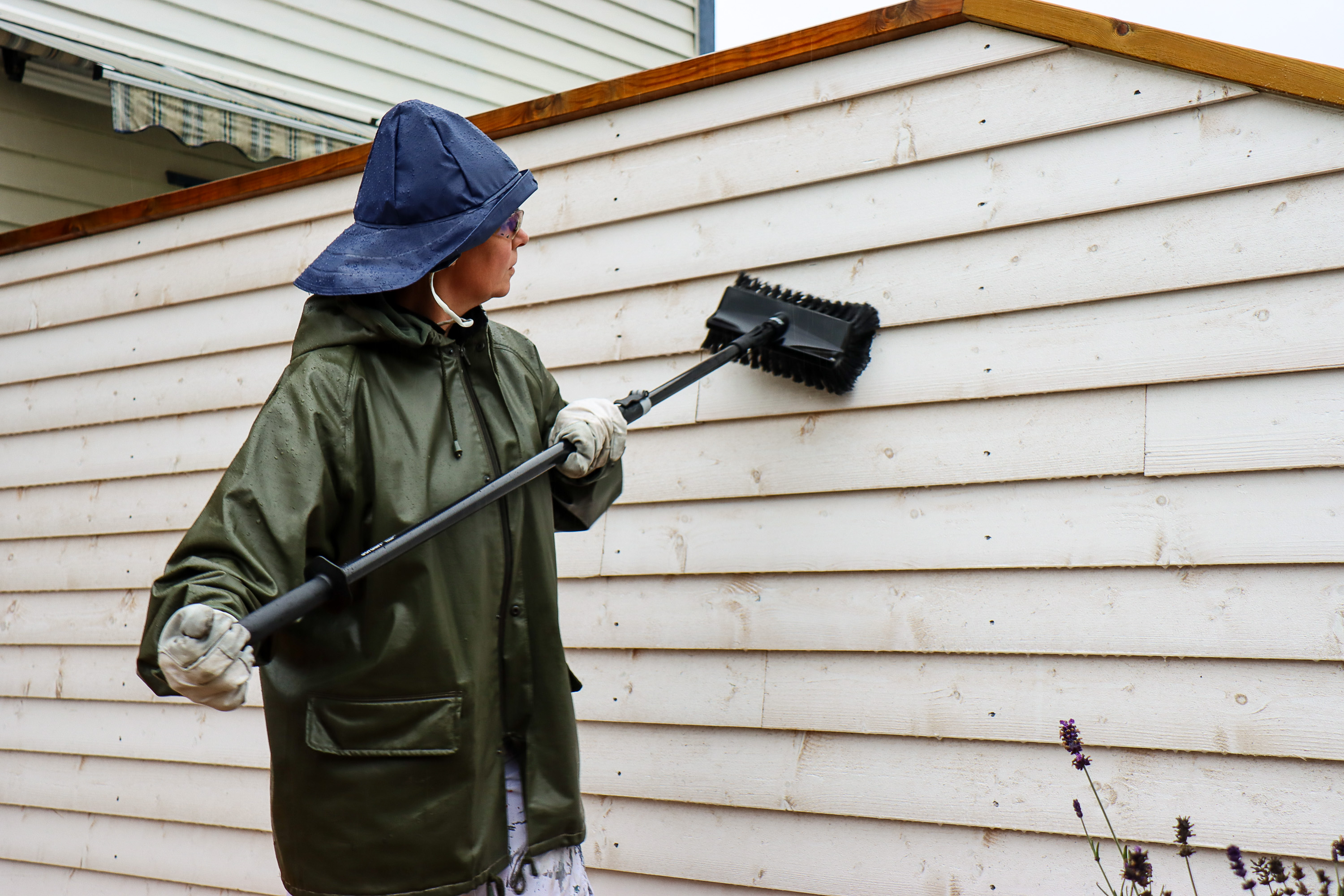 skitten husfasade skrubbes med Jordan Superkost