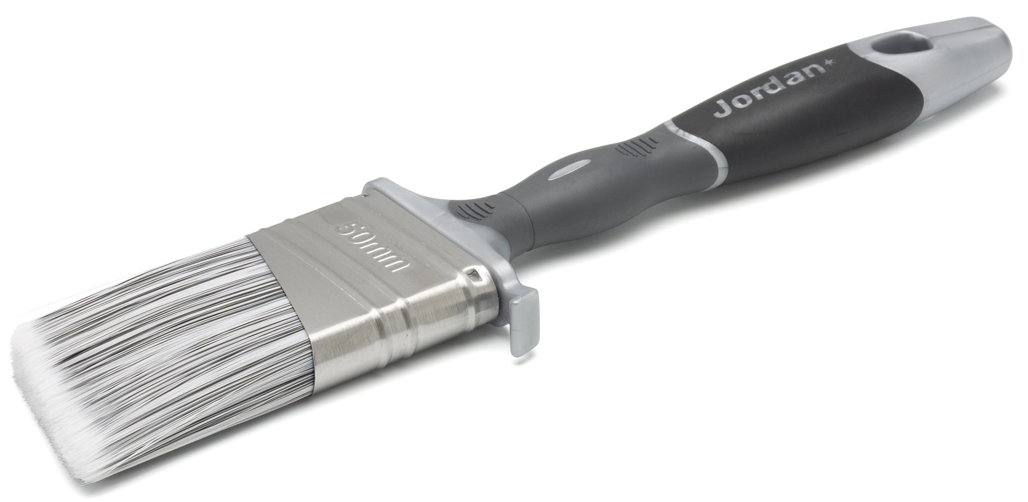 SKRÅBLIKK: Jordans ovale skråpensel er som skapt for listmaling. Den skrå busten gjør det enklere å komme til i hjørner. Den ovale formen gjør også at penselen tar opp mer maling. 