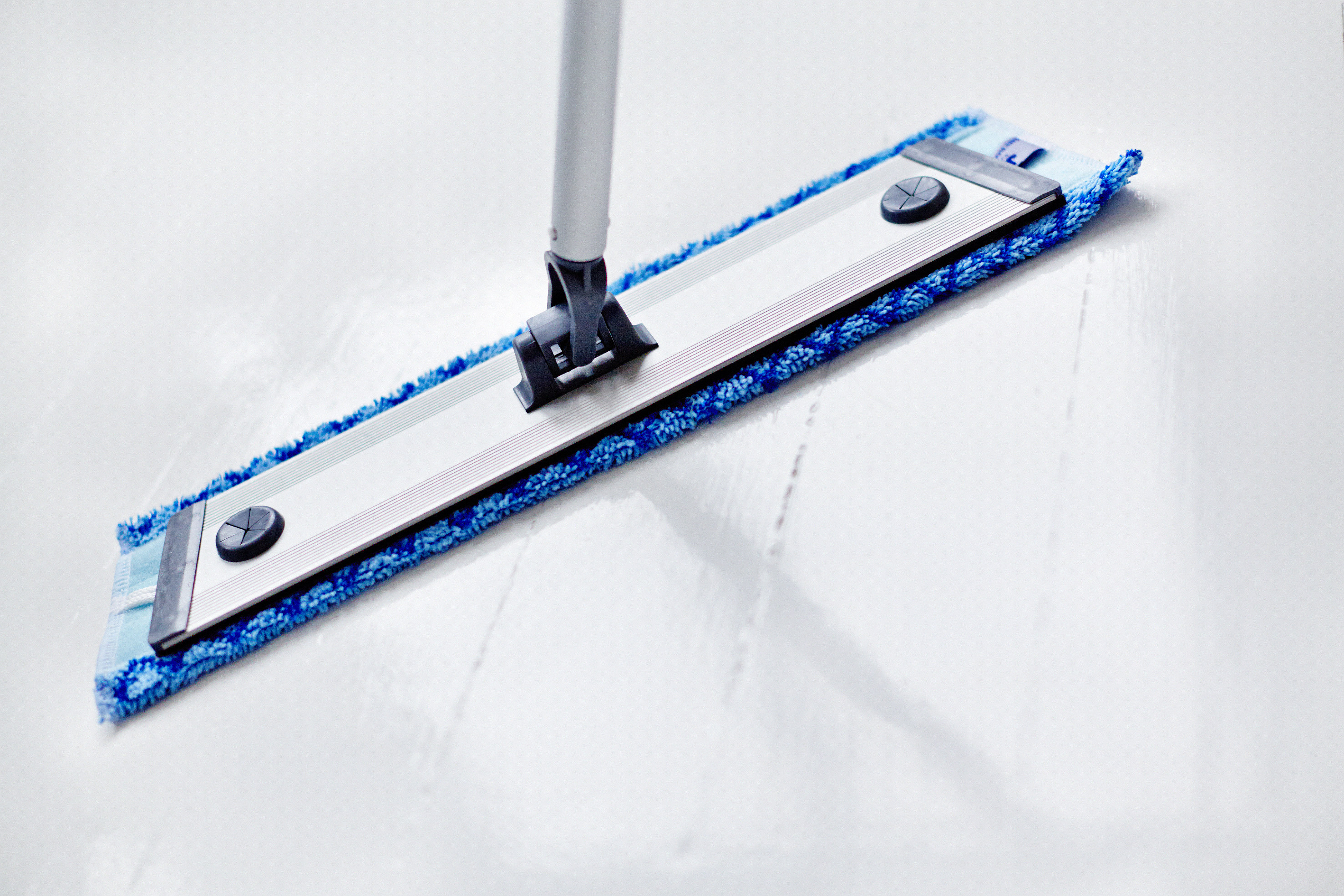 SKINNENDE RENT: Det er effektivt med mopp p&aring; gulvet.