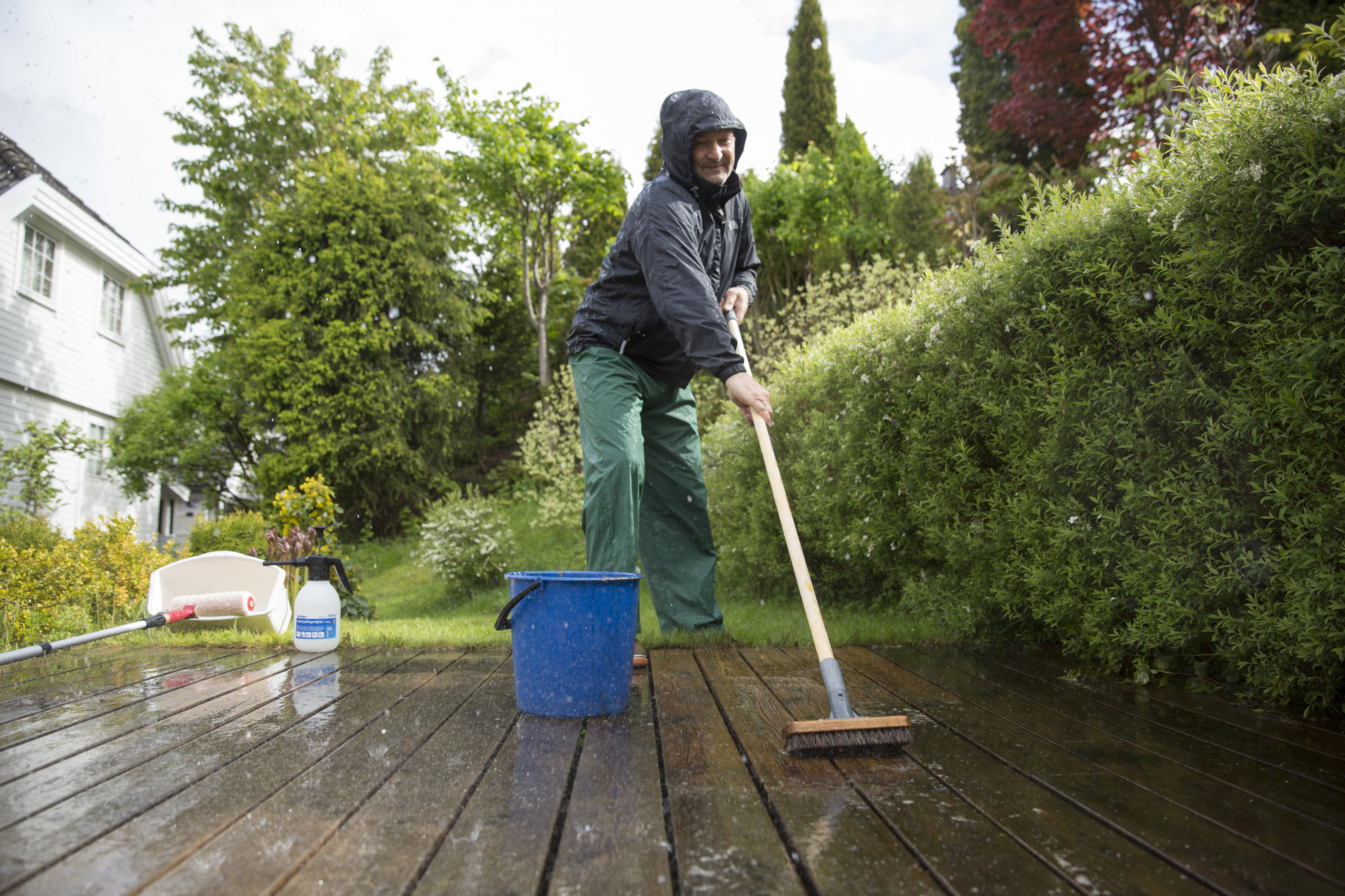 Det er flere uteoppgaver som er perfekte å gjøre når det regner; blant annet terrassevasken. (Foto: Jordan)