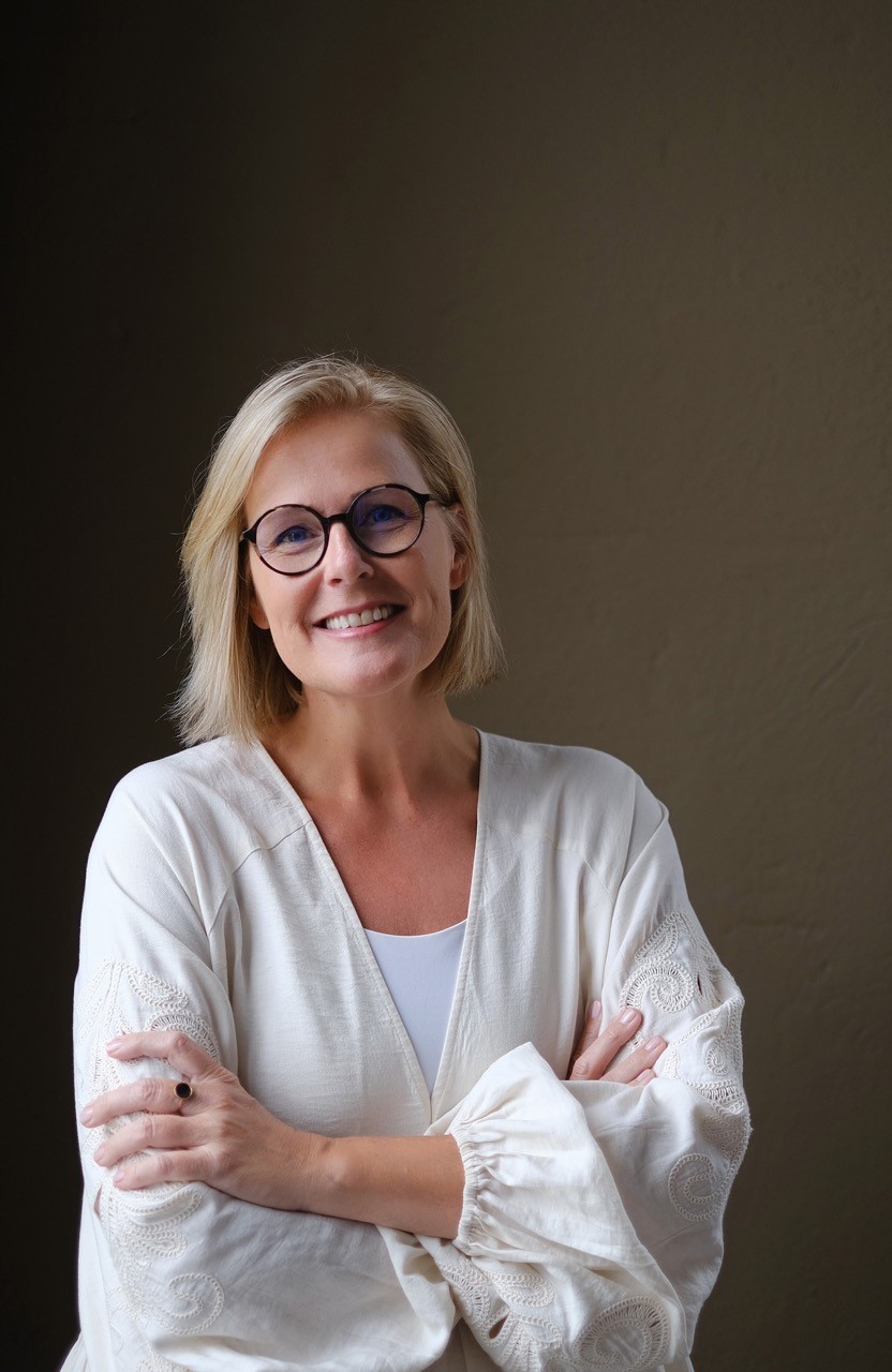 dame hvit bluse briller lyst hår