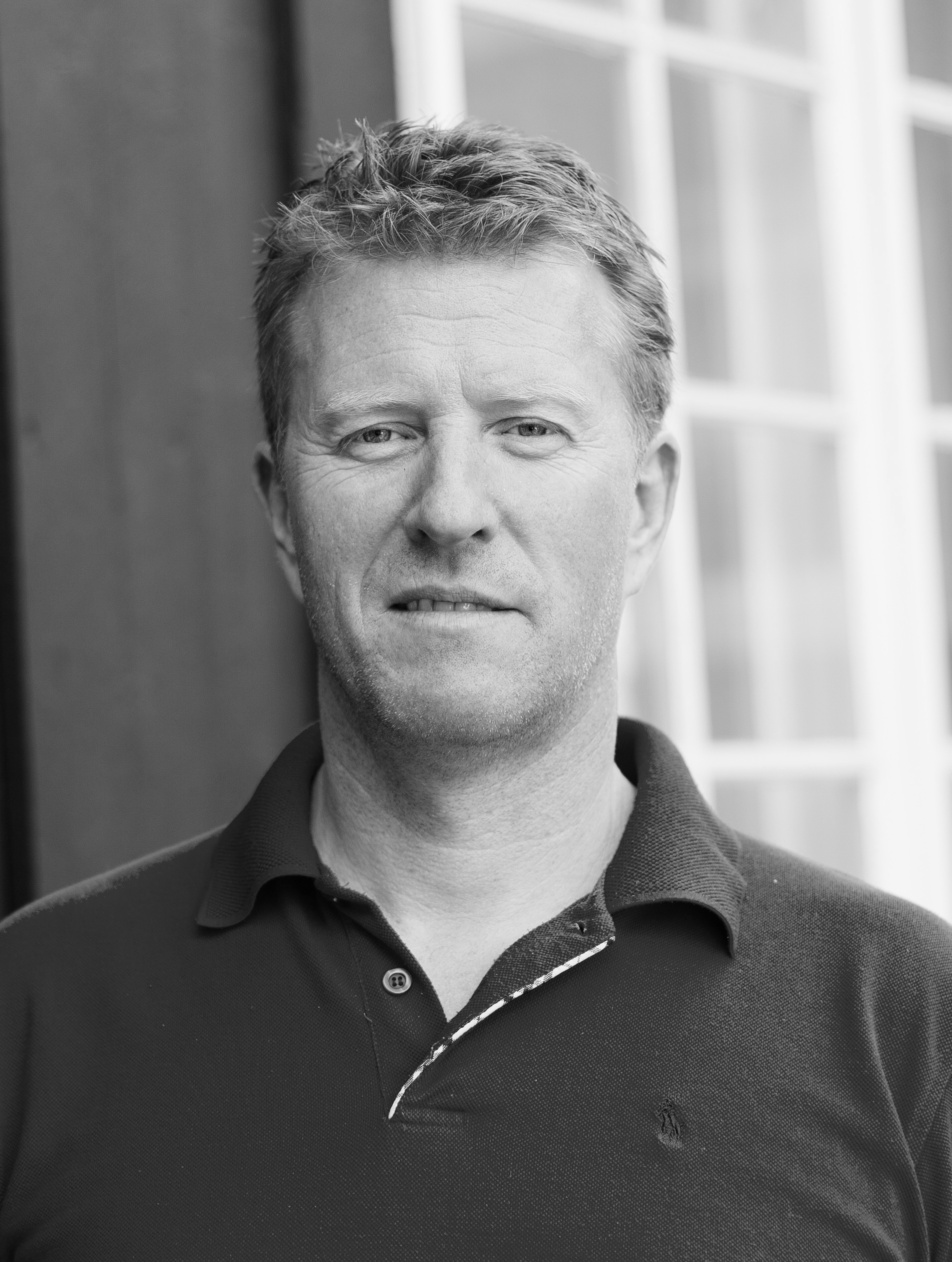 Brukt tommestokk, ikke fuktmåler, for å sjekke om terrassebordene er tørket, anbefaler Jostein Brekka i Jordan.