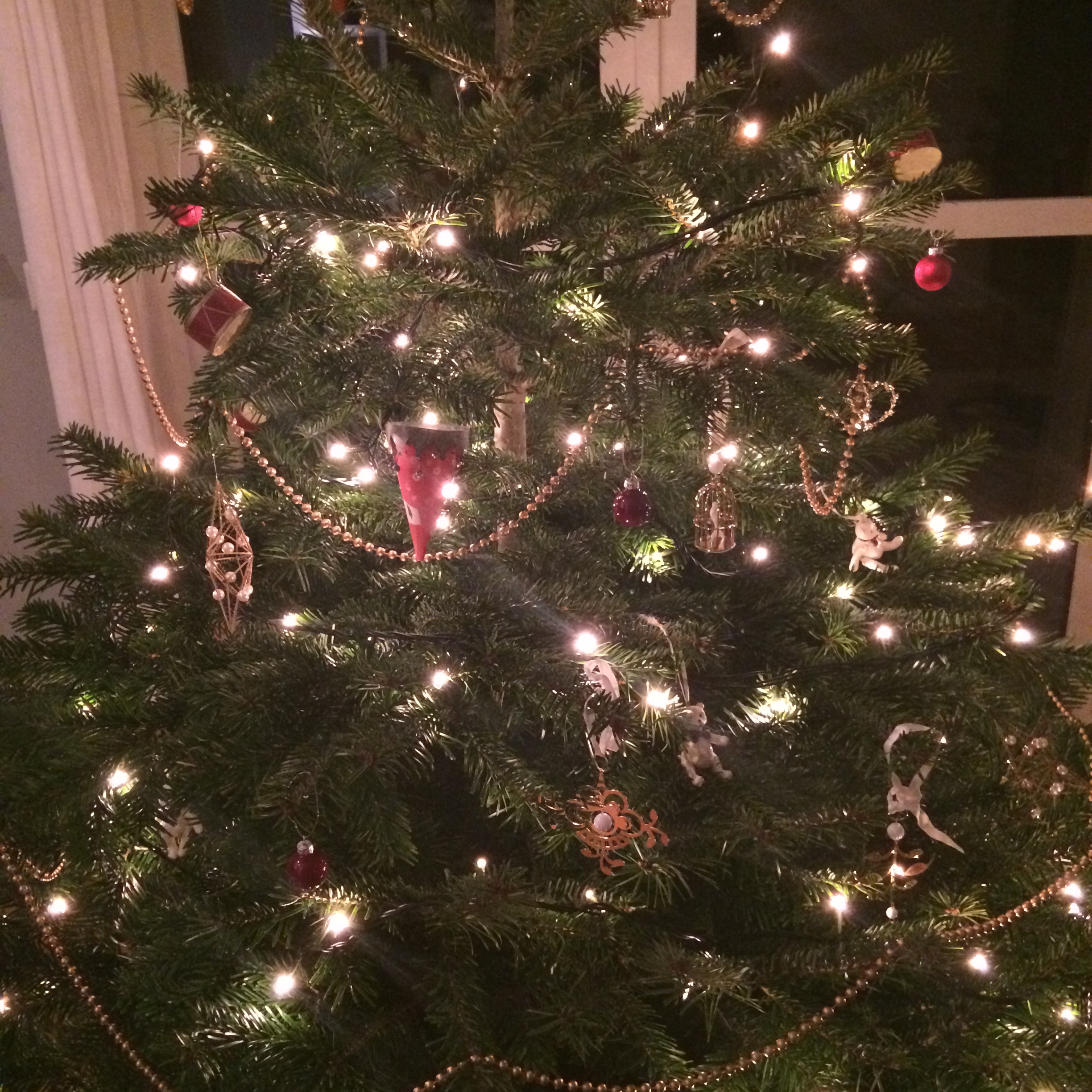 JULEFARGER: Treet hjemme hos Tale Henningsen er klassisk pyntet med hvitt, gull og rødt.