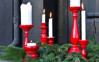 Med litt rød spraylakk blir de gamle lysestakene klare for juletider.