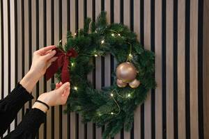 JULEKRANS: Malte julekuler passer perfekt til en julekrans som skal henge på ytterdøren, eller på veggen som den gjør hos Tjæralin.