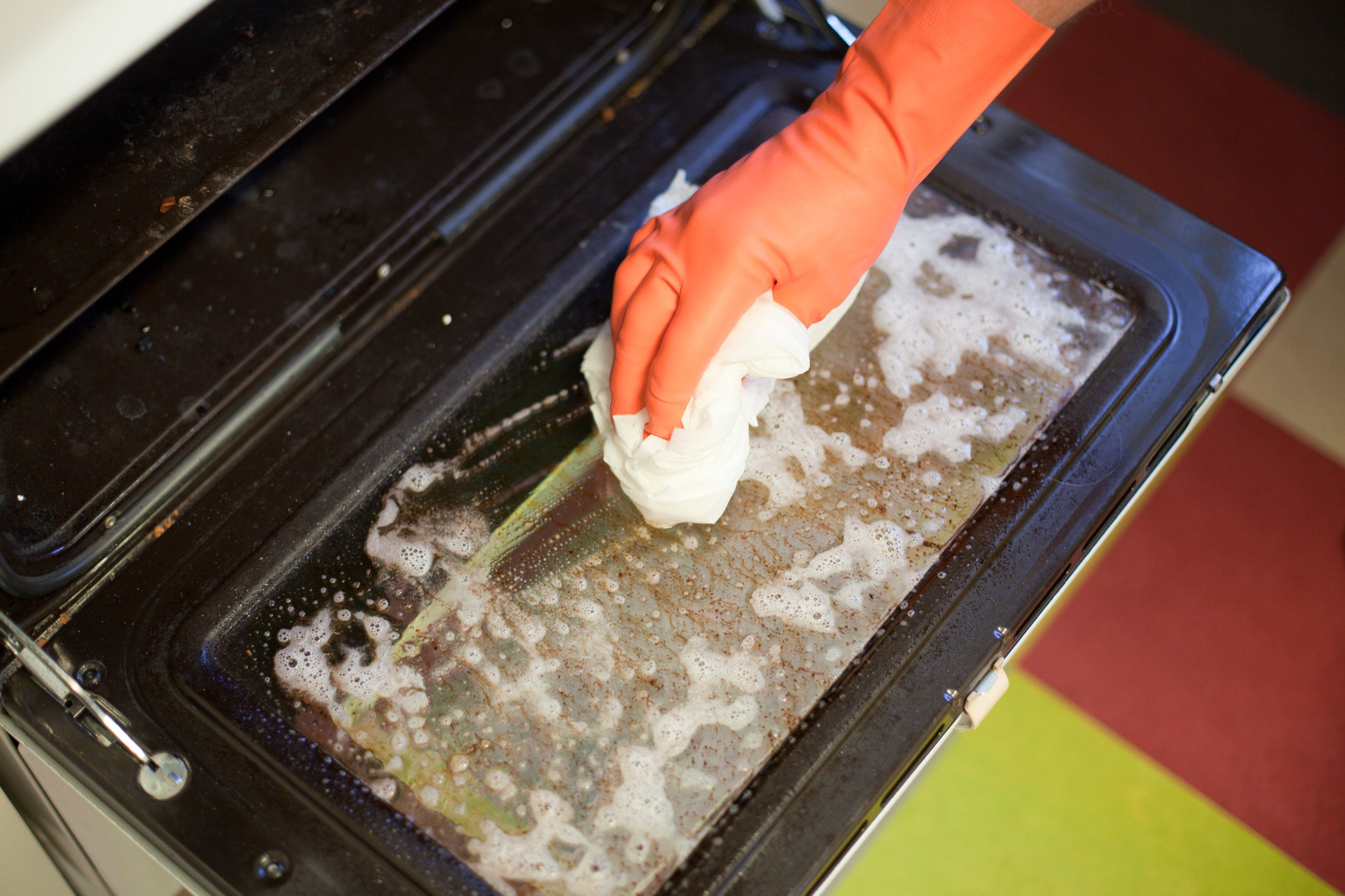 HARDT: Stekeovnen får gjennomgå. Gi den en rens. (Foto: Kristian Owren/ifi.no)