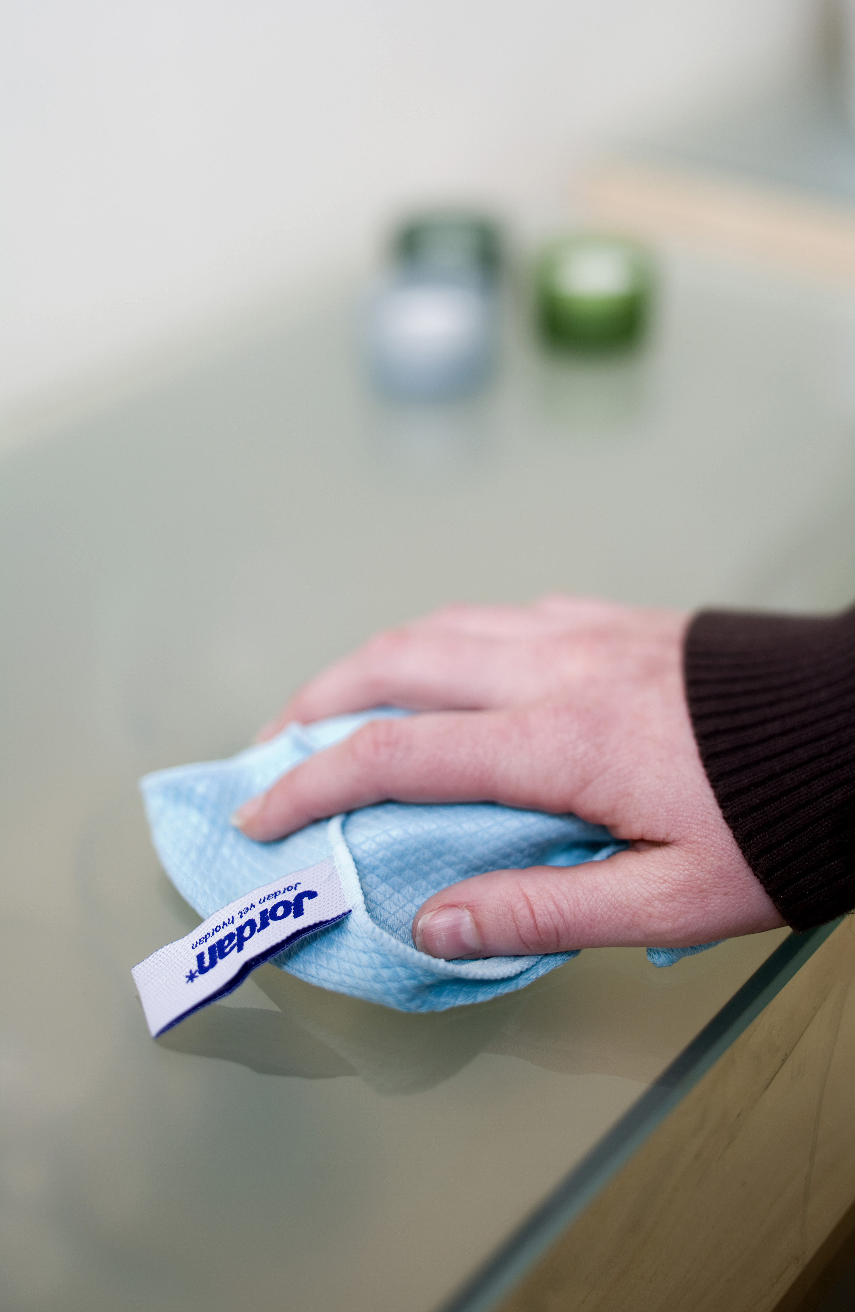 Glass og speil vaskes best med rent vann.