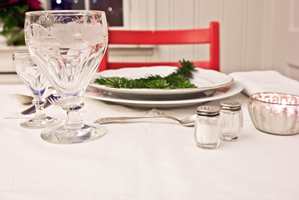 <b>HVIT JUL:</b> Sørg for at duken er hvit når bordet dekkes med det fineste serviset. (Foto: Mari Rosenberg/ifi.no)