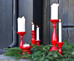 <b>SPRAY:</b> Med rød spraymaling kan gamle lysestaker pynte opp til jul. (Foto: Mari Rosenberg/ifi.no)