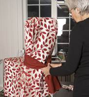 Du trenger ikke være noen racer med symaskinen for å gi stolene dine et nytt trekk til jul. Med denne metoden blir spisestuen ny uten et eneste sting - og stolene kan få tilbake sitt gamle utseende når julen er over. 