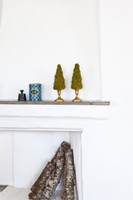 Også små juletrær lager stor stemning. Du lager enkelt egne juledekorasjoner med hjelp av ting du finner i og rundt hjemmet. 