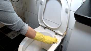 <b>REN DO:</b> Vask toalettet ofte. Jobb deg ovenfra og ned – og bruke gjerne hansker.