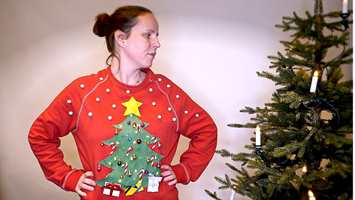 JULEGENSER: Lag din egen «ugly christmas sweater» med tekstilfarge, lim, glitter og julepynt! 
