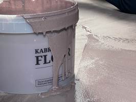 KABRIC FLOOR PÅFØRES: Når grunningen er påført og tørket, kan Kabric Floor påføres.