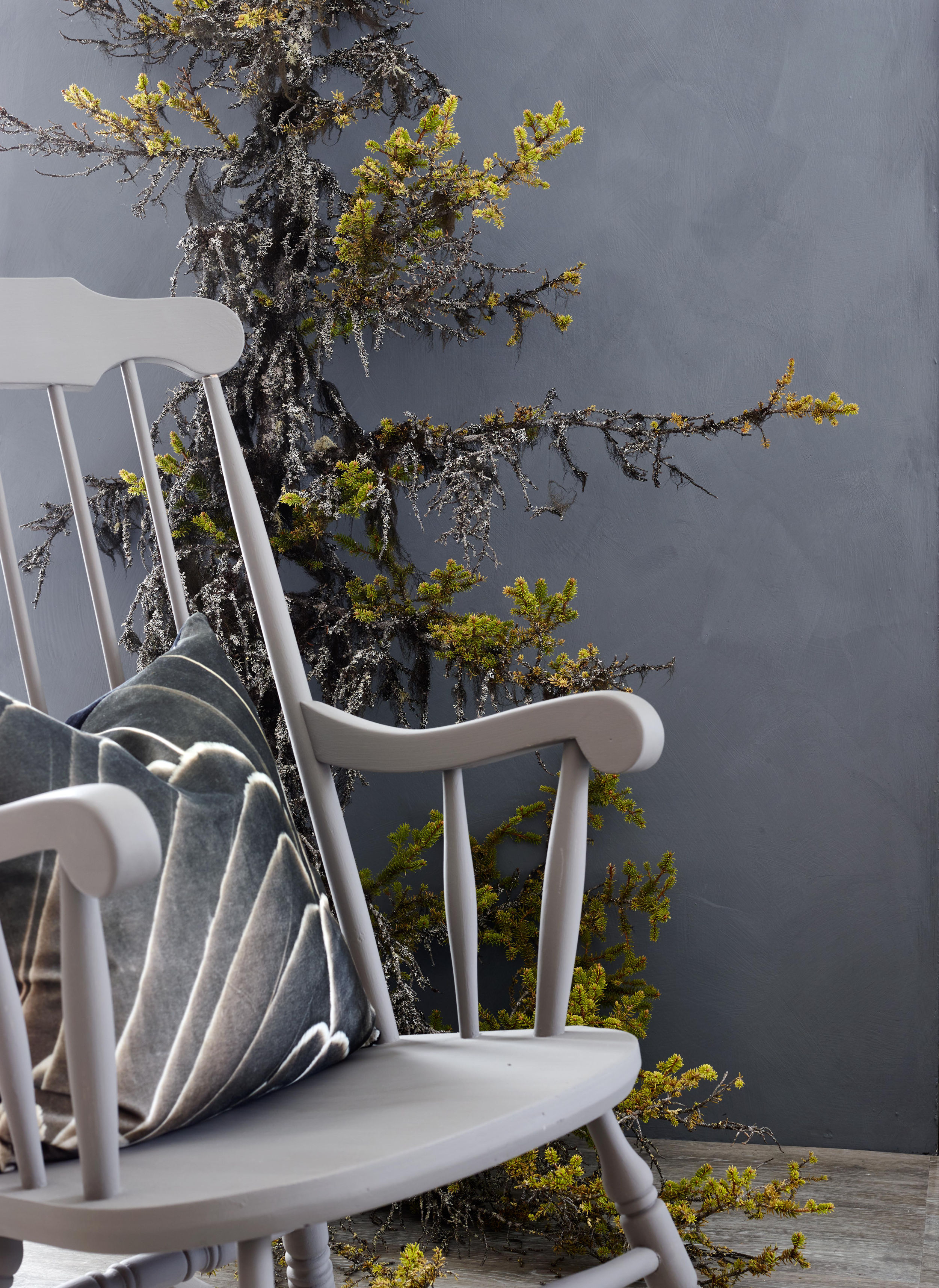 Møbler kan også males med de «nye» malingene. Her er det benyttet den supermatte malingen Pure & Original Classico i fargen Muldvarp FR1238.