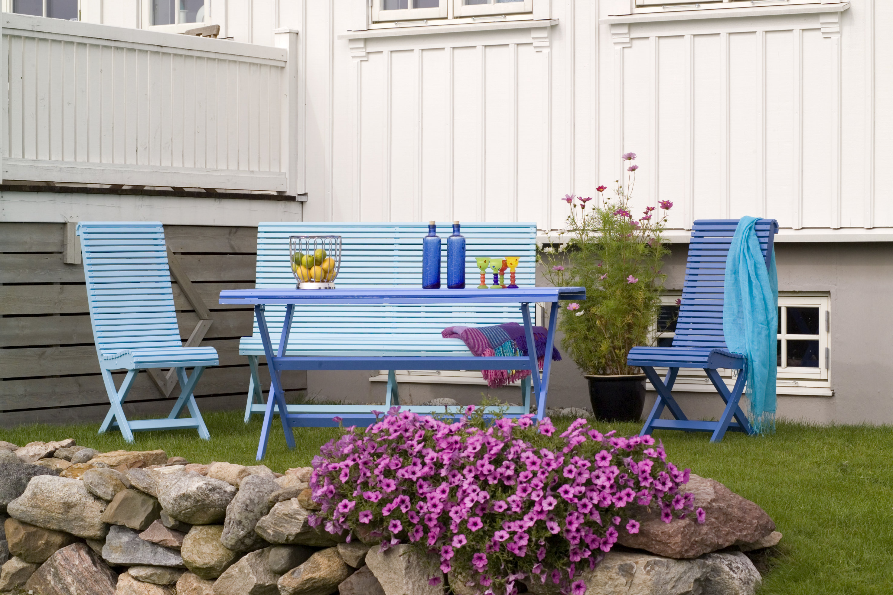 Med en m&oslash;rkere farge p&aring; grunnmuren enn p&aring; fasade, ser huset godt forankret ut.