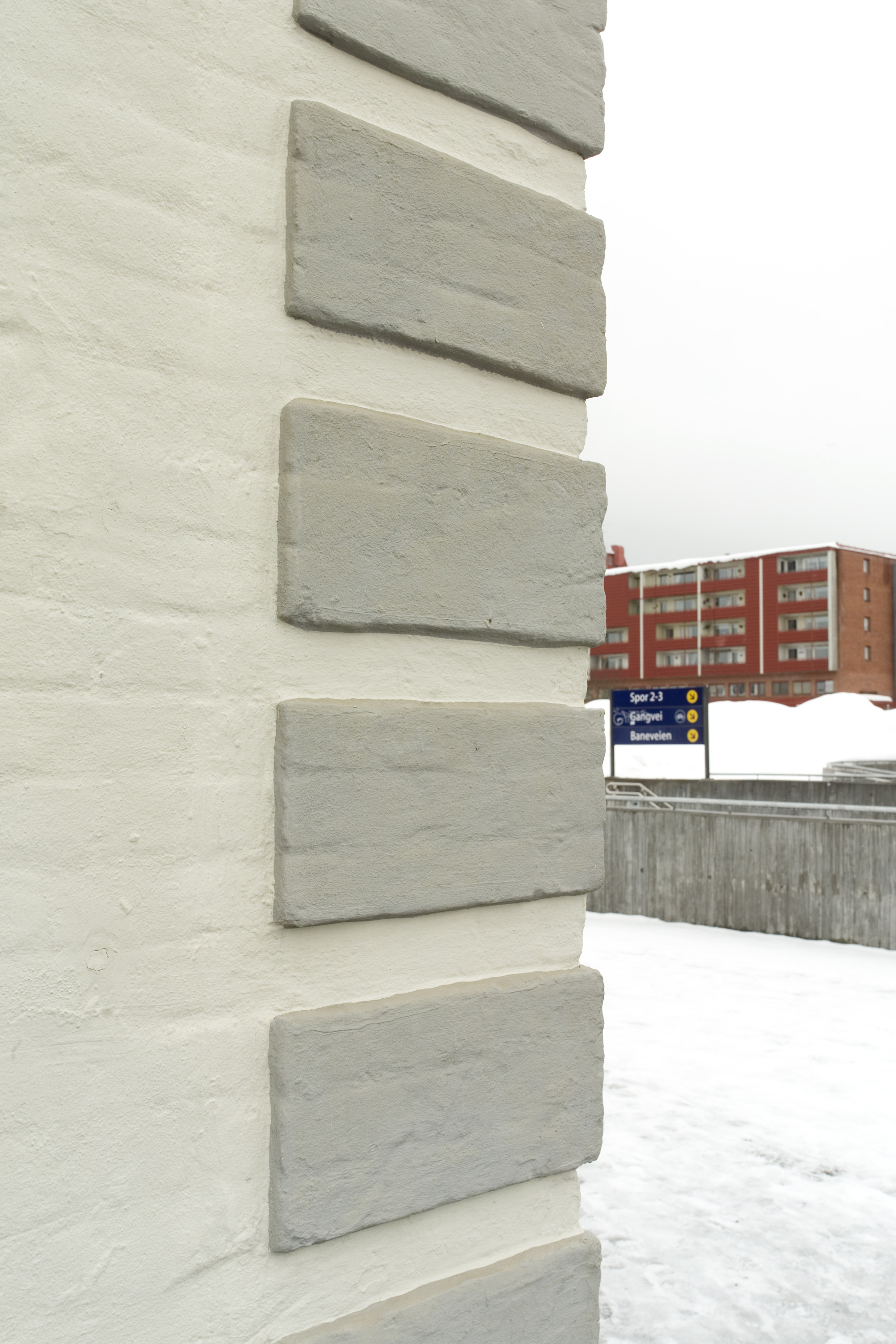 N&aring;r husets hj&oslash;rner markeres med en fravikende farge, f&aring;r fasaden tydelige grenser, og man ser klart hvor stort huset er.