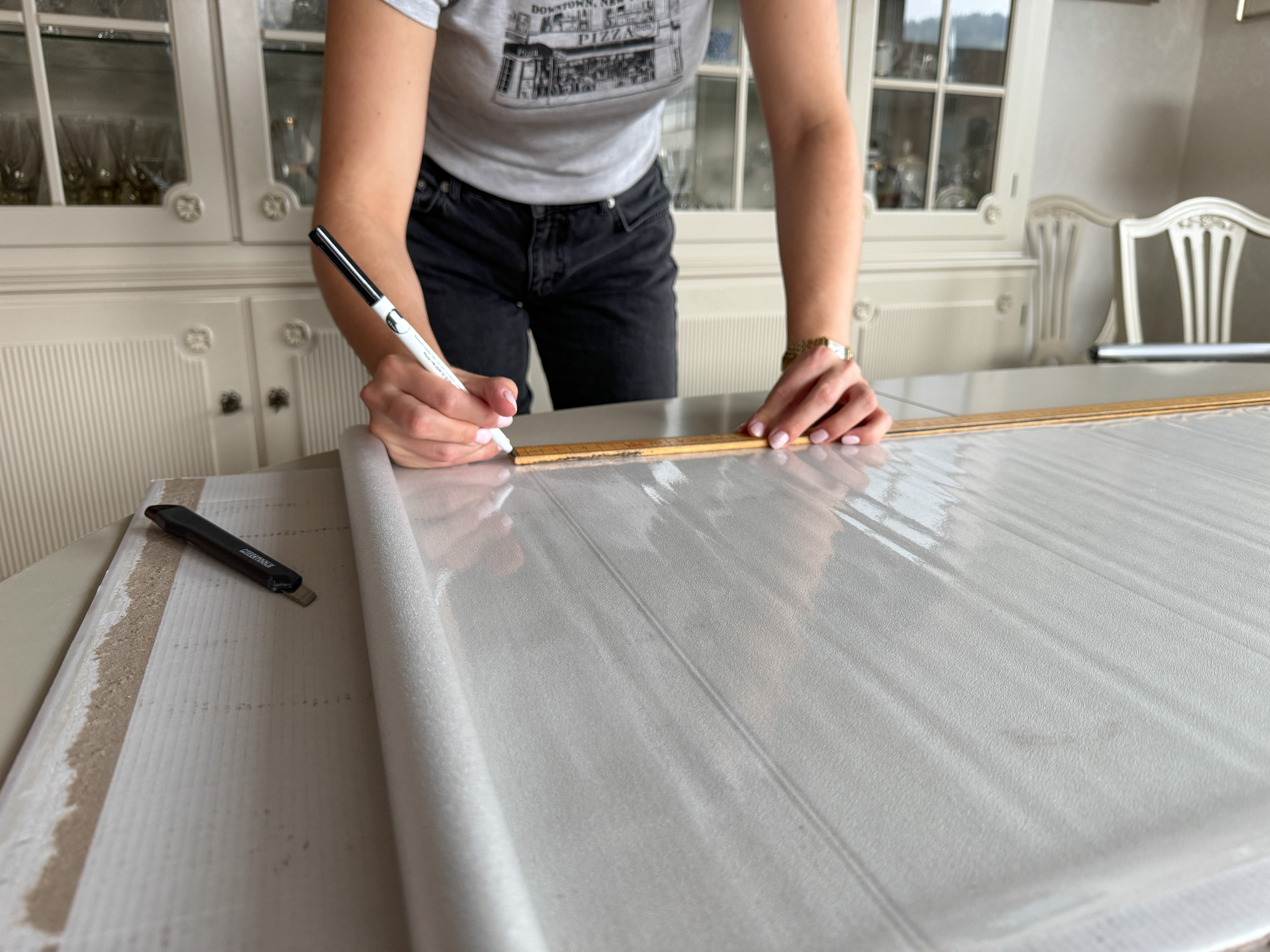 kappe til vindusfolien på kjøkkenbord