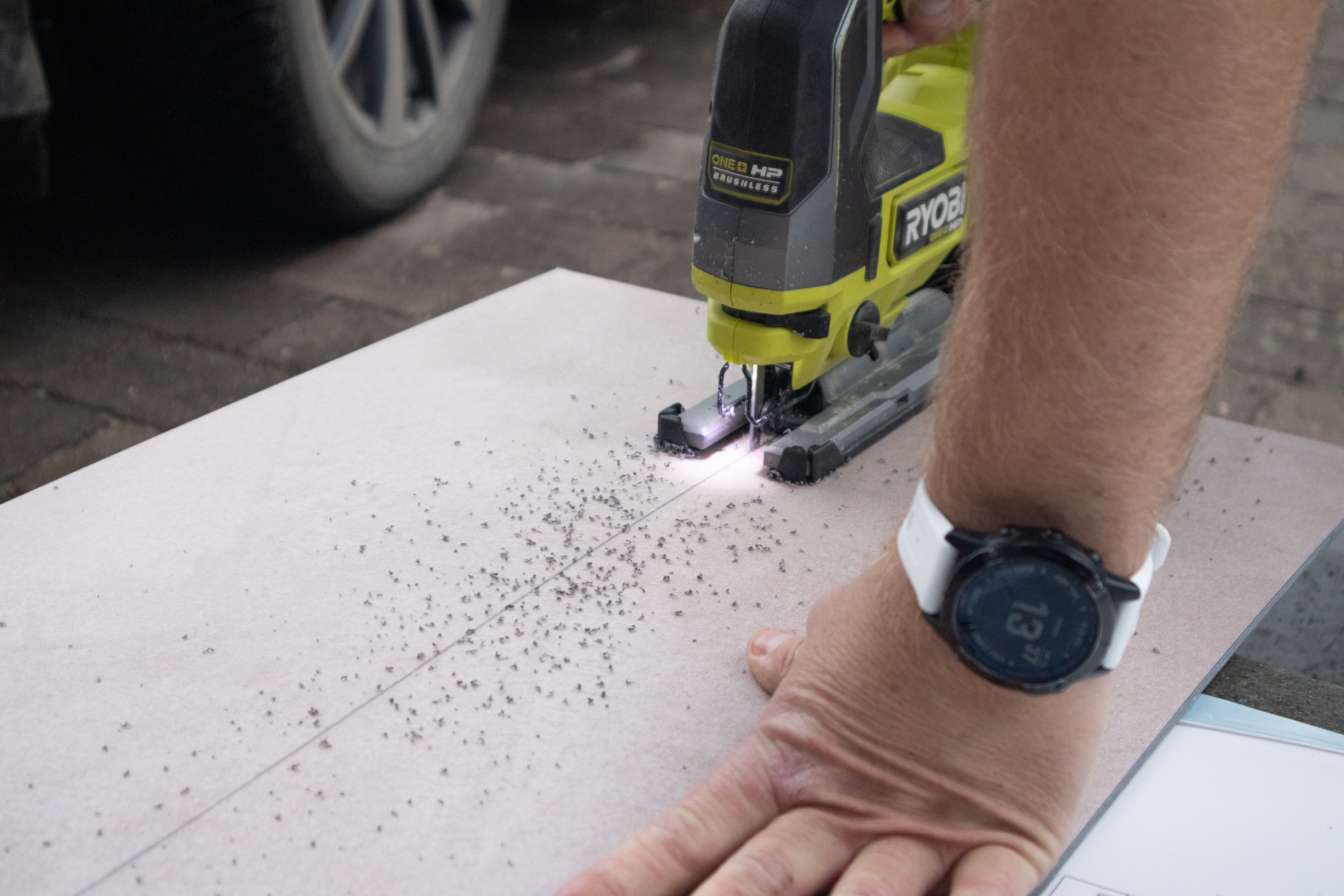 Vinylflis deles på langs med en stikksag.