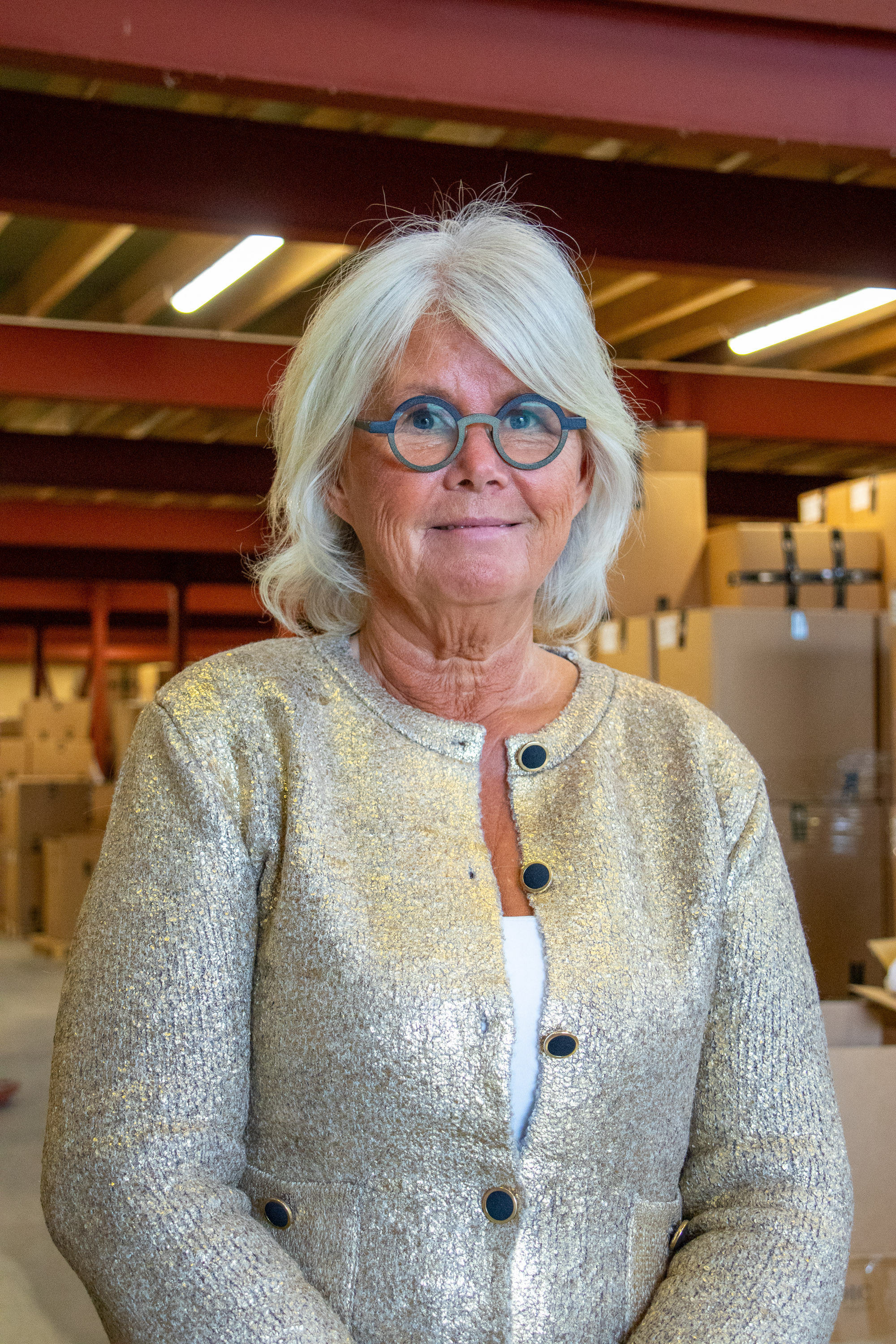 dame med lyst hår på lager 