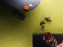 Med en frisk, limegrønn farge på teppet blir atmosfæren vårlig og lett. Teppet Ro er et heldekkende teppe i 100% ull fra Kasthall.