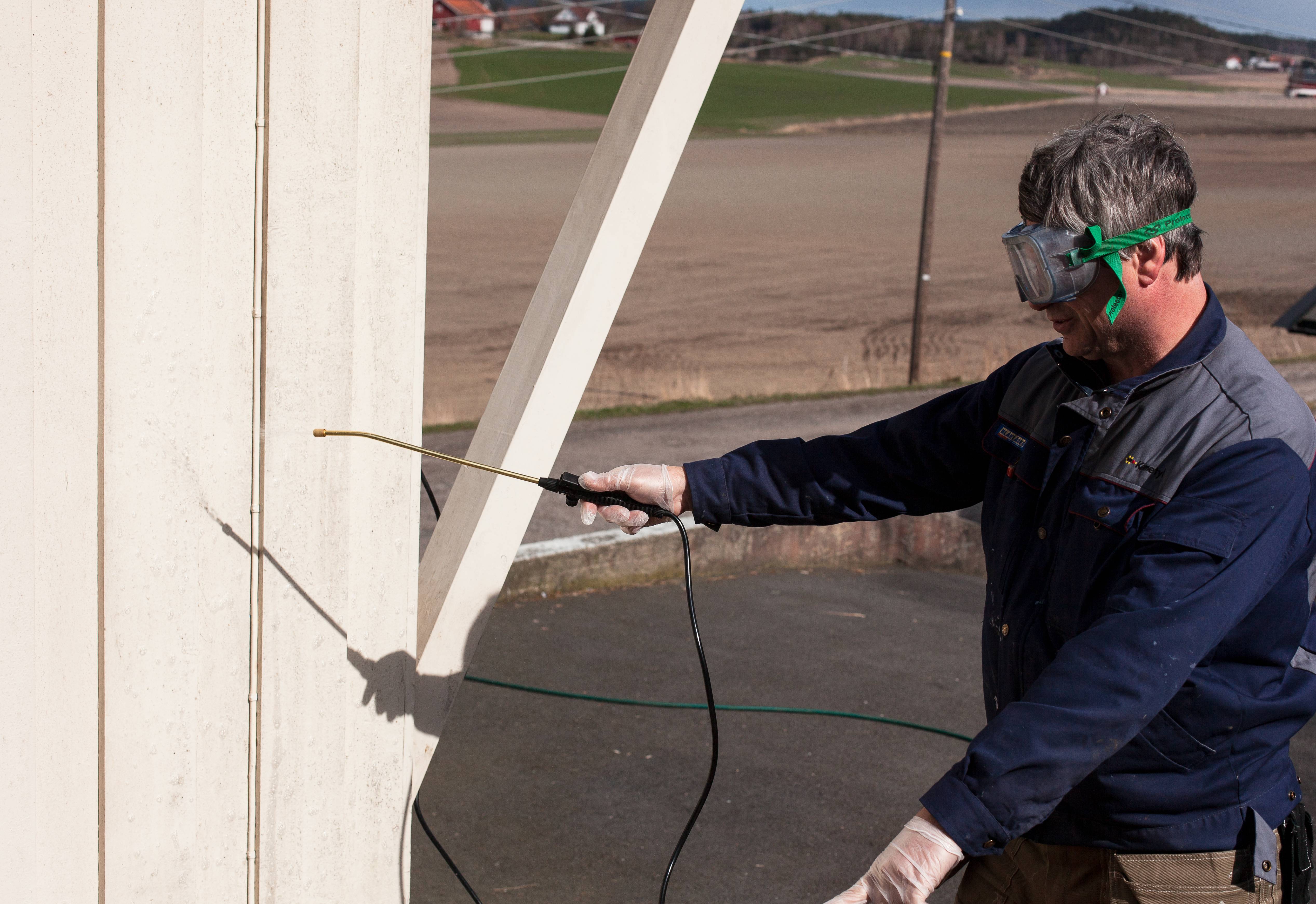 Vaskemiddelet tynnet med vann dusjes på med en lavttrykksprøyte.