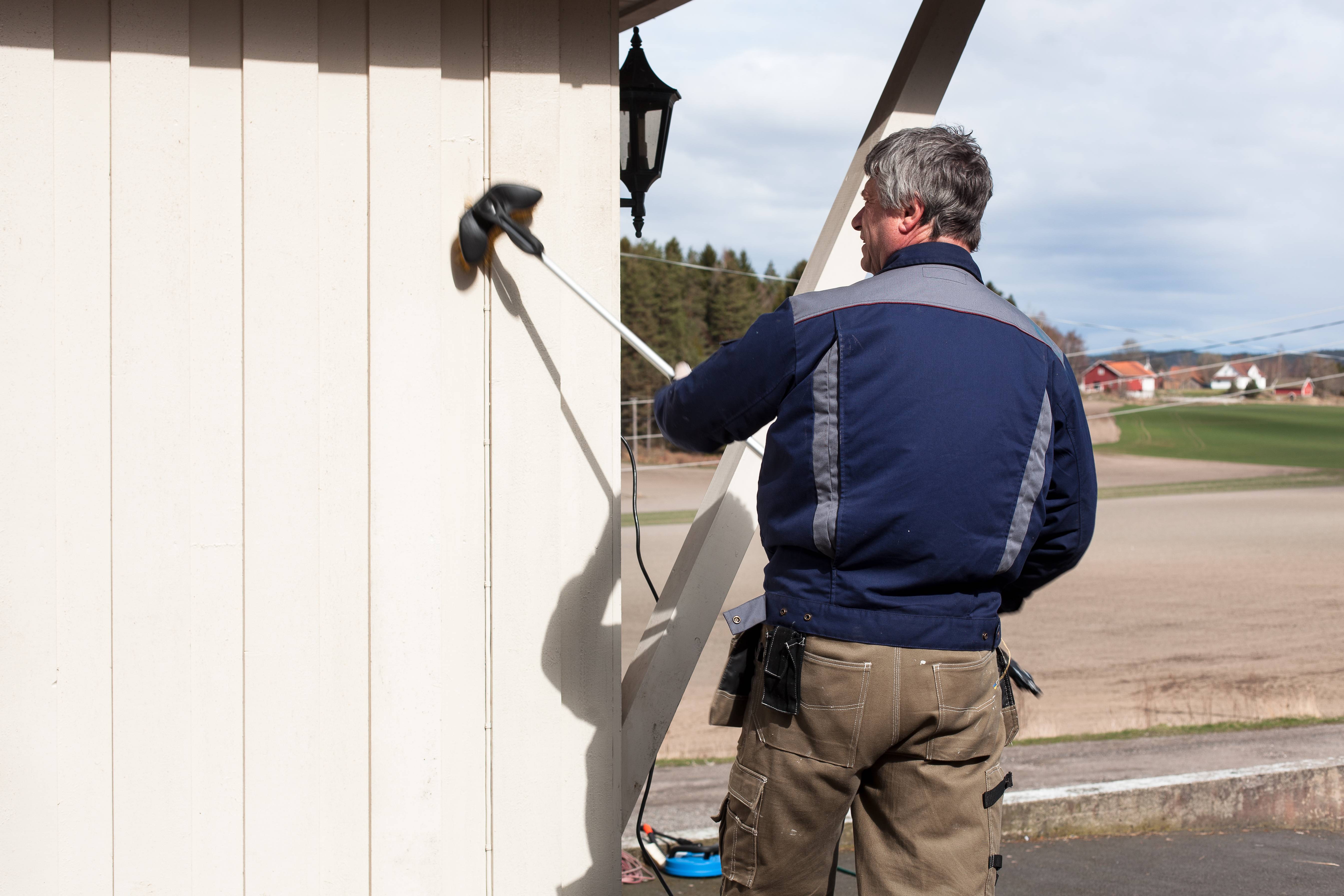 Bruk en kost til å arbeide rengjøringsmiddelet inn i overflaten.