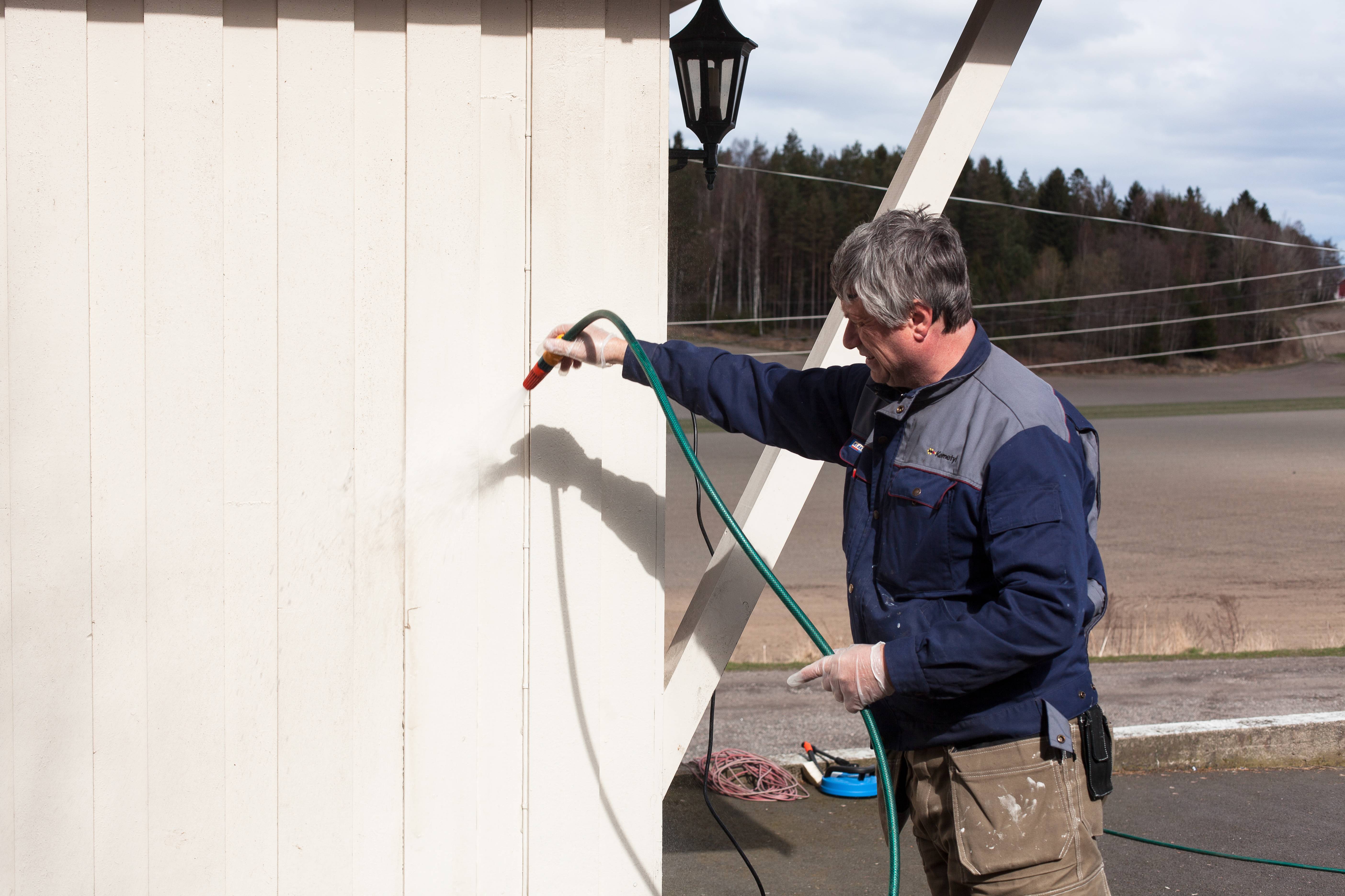 Rengjøringsmiddelet og skitten spyles av veggen - ovenfra og ned.