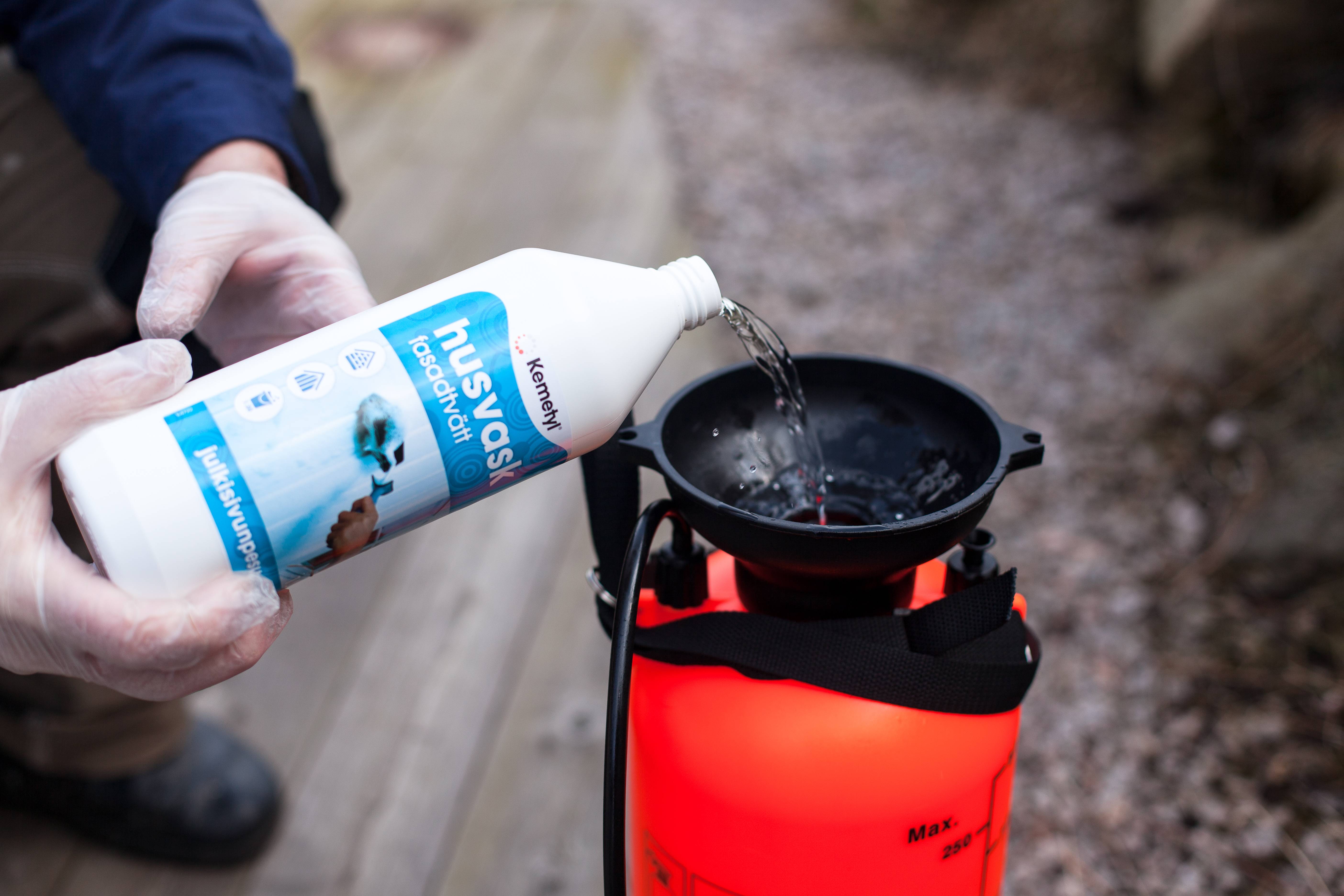 Til utvendig husvask trengs sterke saker.