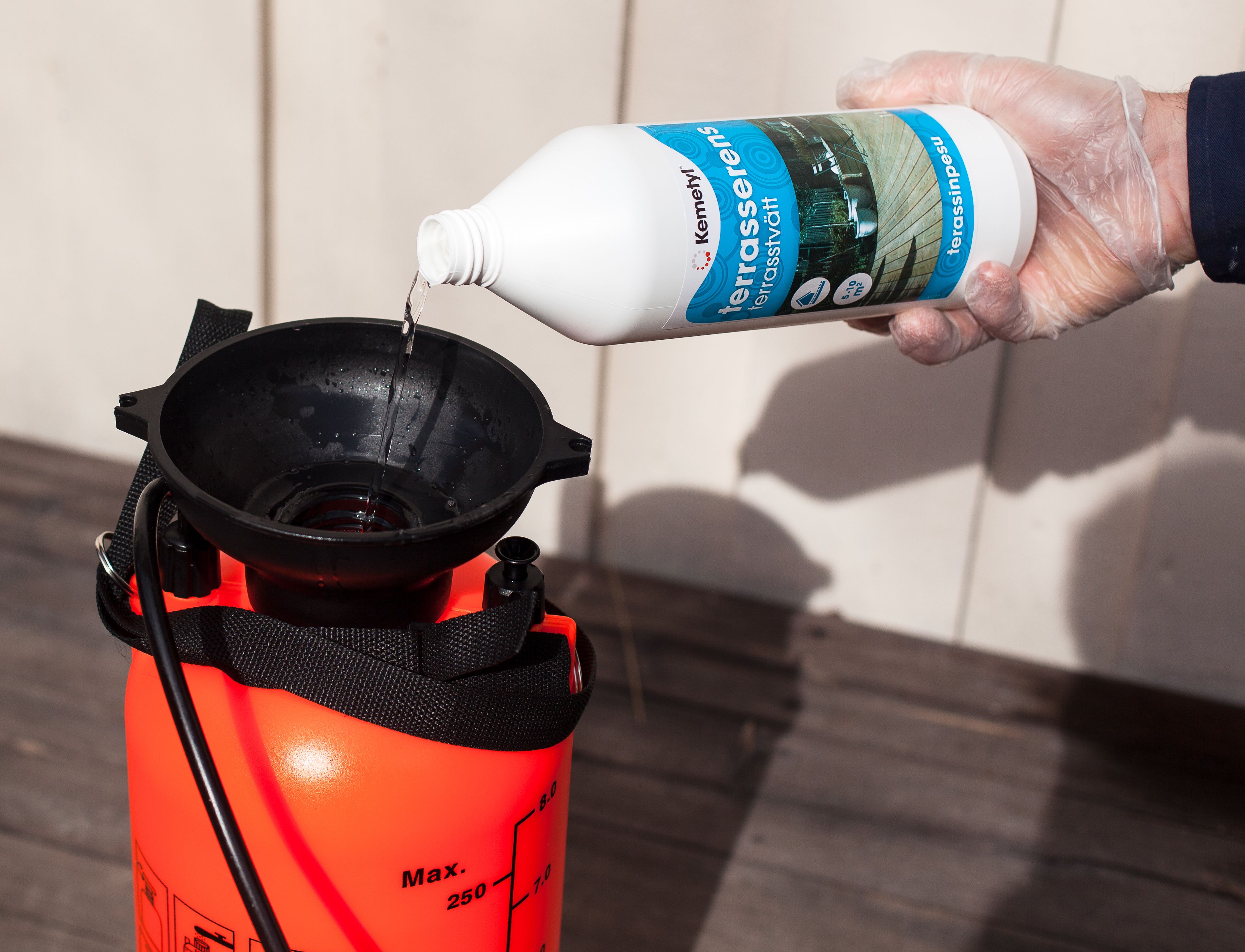 Bruk hansker når du håndterer sterke rengjøringsmidler.