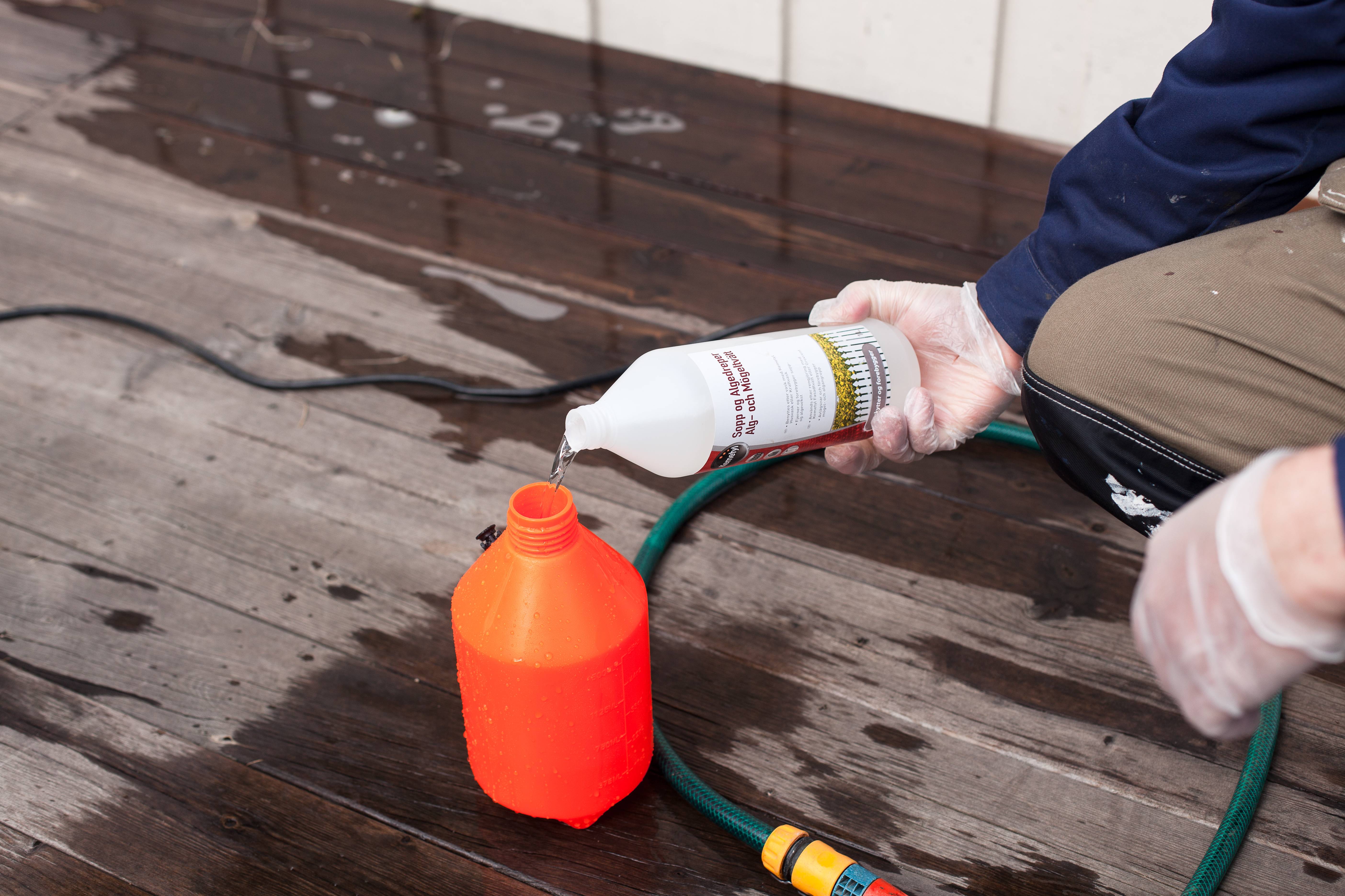 Når den nyvaskede veggen er tørr sprøyter du på et godt lag med sopp- og algedreper og lar den tørke inn i veggoverflaten.